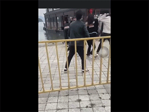 Hỗn chiến trước cửa chùa Tam Chúc, dân mạng ngán ngẩm: 'Phật cũng không độ nổi !!!'