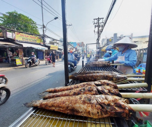 'Mẹ đẻ' món cá lóc nướng cúng Thần Tài, ngày bán 5.000 con thu 750 triệu
