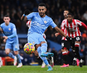 Man City tái lập cách biệt 12 điểm với Liverpool