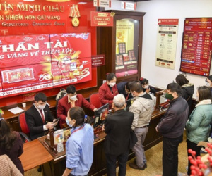 Hàng vàng đông khách trước ngày vía Thần Tài