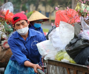 Rét buốt thấu xương, những phận đời vẫn dầm mình mưu sinh ở Hà Nội