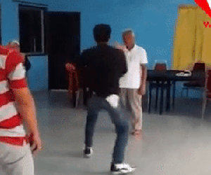 Võ sư khoe nội công 'điện giật' như trò hề, bị làng võ Việt chỉ trích thậm tệ