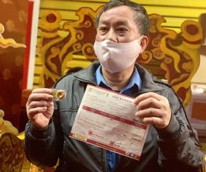 Đội mưa, xếp hàng từ 3h sáng mua vàng Thần Tài: 10 năm liền là người mở hàng