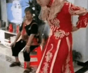 Cô dâu cởi đồ, hủy hôn ngay trong đám cưới vì nhà trai cấm đoán một việc, netizen khen làm đúng lắm