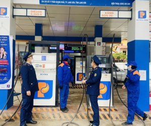 Nhà nước nói 'găm hàng tăng giá', nhà buôn cãi 'có xăng đâu mà găm'