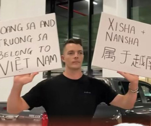 Thanh niên Úc Việt 'chơi lớn', cầm biển tuyên bố Trường Sa, Hoàng Sa là của Việt Nam đi khắp Trung Quốc