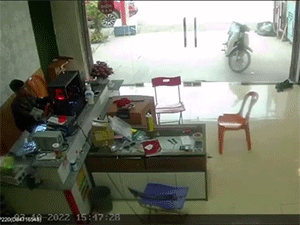 Đang ngồi bán điện thoại, người đàn ông suýt bị thanh sắt dài cả mét cắm thẳng vào người