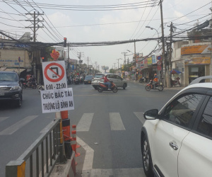 Biển báo lạ giữa ngã tư cửa ngõ TP.HCM khiến nhiều tài xế cảm kích
