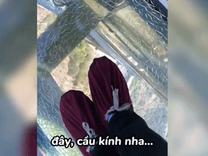 Chàng trai đang đứng trên cầu kính cao nhất ở Lai Châu thì bất ngờ phát hiện một sự thật đáng sợ