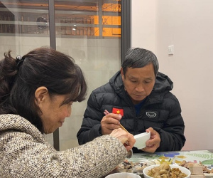 Học trò diễu hành, HLV Mai Đức Chung và vợ ăn canh măng chân giò sau 2 tháng xa nhau