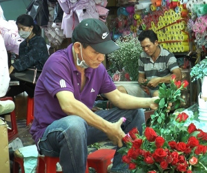Valentine cận kề, hoa hồng tăng giá gấp 3-4 lần, thay đổi từng ngày