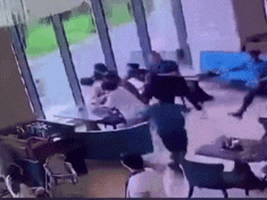 Nhóm phụ nữ ẩu đả, quây đánh 'hội đồng' giữa khách sạn 5 sao, camera bóc chi tiết bức xúc