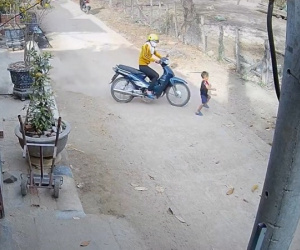 Clip: Pha 'drift' ngoạn mục của cô gái tránh đứa trẻ băng ngang đường khiến dân mạng trầm trồ