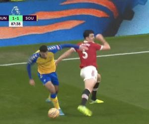 Maguire trở thành trò hề vì pha 'phòng ngự không cần nhìn'