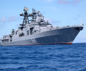 Mỹ phản ứng vụ tàu ngầm bị Nga xua đuổi, nhiều nước sơ tán sứ quán khỏi Ukraina