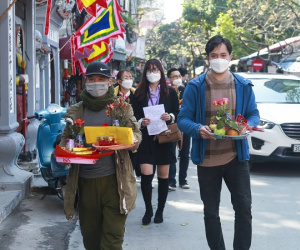 Giới trẻ ùn ùn đi chùa Hà ngày Valentine