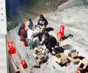 Video: Bếp lửa bất ngờ phát nổ khi người đàn ông đang nướng thịt, cảnh tượng kinh hãi khiến nhiều người hốt hoảng bỏ chạy