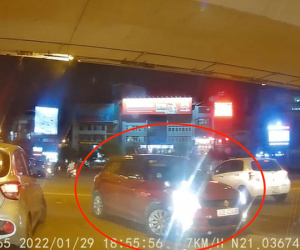 Nữ tài xế lỡ đi ô tô ngược chiều vào làn dừng đèn đỏ