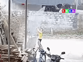 Khoảnh khắc ám ảnh: Bé gái bị cả mảng tường và cánh cổng sắt đè sập lên người khi đang chơi một mình