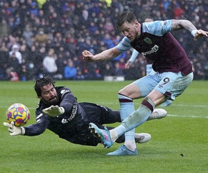 Nhẹ nhàng hạ Burnley, Liverpool nối dài mạch thắng