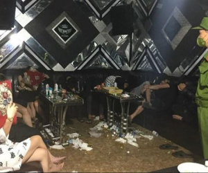 40 nam, nữ phê ma túy trong quán karaoke