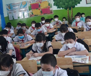 Test nhanh COVID-19 cho học sinh trở lại trường, phát hiện 1.300 trường hợp dương tính