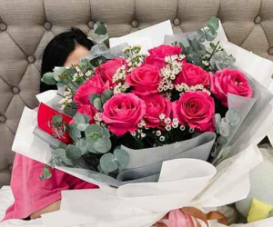 Hot girl Việt trong ngày Lễ tình nhân (14/2): Chi Pu hẹn đi ăn với người đặc biệt; Em gái Quang Vinh được tặng bó hoa cỡ lớn