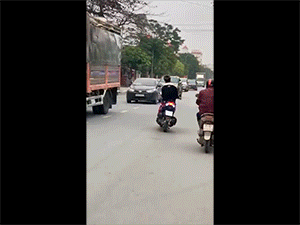 Thanh niên không đội mũ bảo hiểm, tạt đầu hàng loạt xe đi đường khiến người xem bức xúc