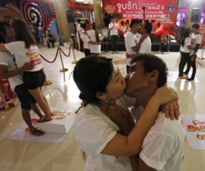 Lo Valentine khiến Covid-19 tăng vọt, Thái Lan kêu gọi các cặp đôi đeo khẩu trang khi quan hệ tình dục