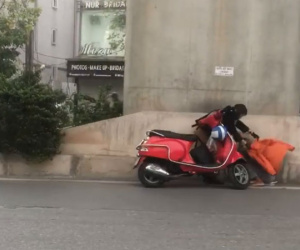 Giữa trời đông giá rét của Hà Nội, hành động của chị phụ nữ khiến người xem cảm thấy ấm lòng