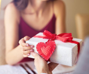 Nhìn món quà Valentine bạn gái tặng mà tôi sợ đến tái mặt