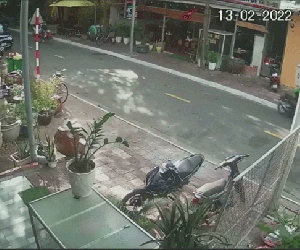 Clip: Bố để quên chìa khóa trên xe điện, con lái xe đâm 2 người trọng thương