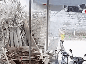 Diễn biến 'nóng' vụ bé gái 8 tuổi bị tường rào đổ sập vào người