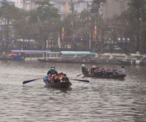 Chùa Hương ngày đầu mở cửa: Nhiều khách đi đò từ đêm 15/2