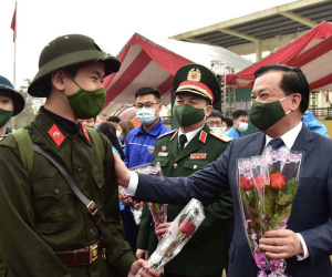 Bí thư, Chủ tịch Hà Nội tặng hoa tiễn tân binh lên đường nhập ngũ