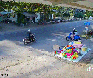 Đang đứng nói chuyện với mẹ, bé trai đột ngột lao sang đường ngay mũi xe tải khiến người phụ nữ đứng tim
