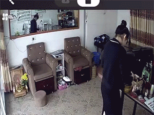 Người thanh niên có hành động khả nghi khiến chị gái hốt hoảng, xem đến cuối video mới thấy may mắn cho chủ tiệm