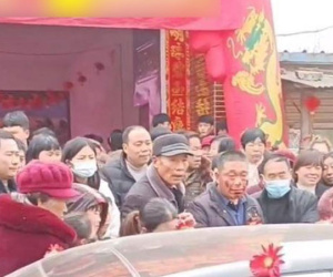 Cô dâu ngồi lì trên xe hoa vì thiếu tiền sính lễ, bố chú rể vay mượn khắp nơi