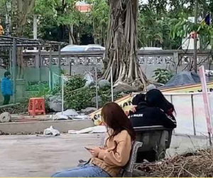 Phẫn nộ với cặp đôi thản nhiên có hành vi thân mật trong chùa, bất chấp xung quanh có trẻ con, dân tình mỉa mai: 'Thèm khát thế cơ à?'