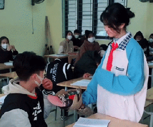 Nữ sinh ôm bó hoa tiến thẳng vào lớp tặng bạn nam, dân tình thích thú thi nhau 'đẩy thuyền'
