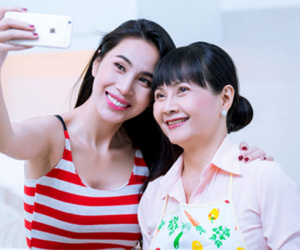 Giữa lúc con gái vướng lùm xùm bị hàng xóm đồng loạt khởi kiện, mẹ ruột Thủy Tiên gửi lời động viên và thể hiện sự tin tưởng tuyệt đối
