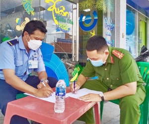 Nữ nhân viên ngân hàng bấm chuông khẩn cấp, tên cướp vội phi xe tẩu thoát