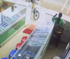 Nữ nhân viên 'té ngửa' khi nam thanh niên bất ngờ 'lao' vào cửa hàng theo cách thót tim