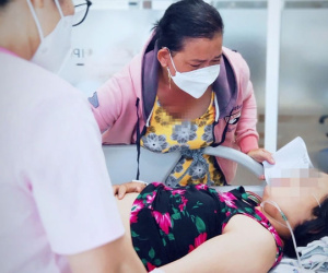 Bé gái 13 tuổi hôn mê sau khi uống cả thùng nước ngọt trong một ngày