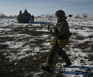 Tổng thống Putin giám sát tập trận, tổng thống Ukraine rời nước