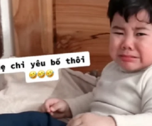 Cậu bé ôm ảnh cưới của bố mẹ khóc lóc dữ dội, lý do khiến dân tình không nhịn nổi cười