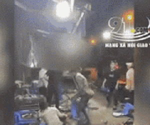 Clip: Cảnh tượng tan hoang khi ôtô lao vào quán nhậu vỉa hè ở quận 8, người bị thương nằm la liệt