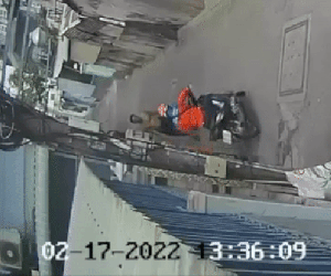 Clip: Tên cướp 'lịch sự' gật đầu chào trước khi giật sợi dây chuyền 1 lượng vàng trên cổ người đàn ông