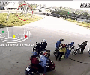 Rùng mình clip ghi lại khoảnh khắc người đàn ông bị xe tải lật đè, kéo lê tử vong thương tâm