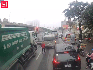 Đi vào điểm mù xe môi trường, người phụ nữ thoát hiểm một cách khó tin